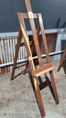 Image of Ugly Easel from the side